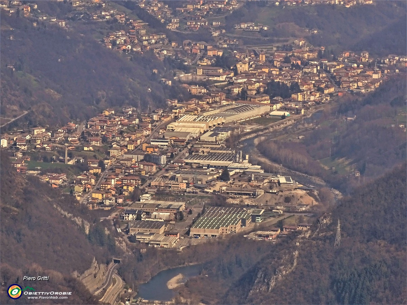 62 Dall'Ubione zoom sul centro abitato di Zogno.JPG -                                